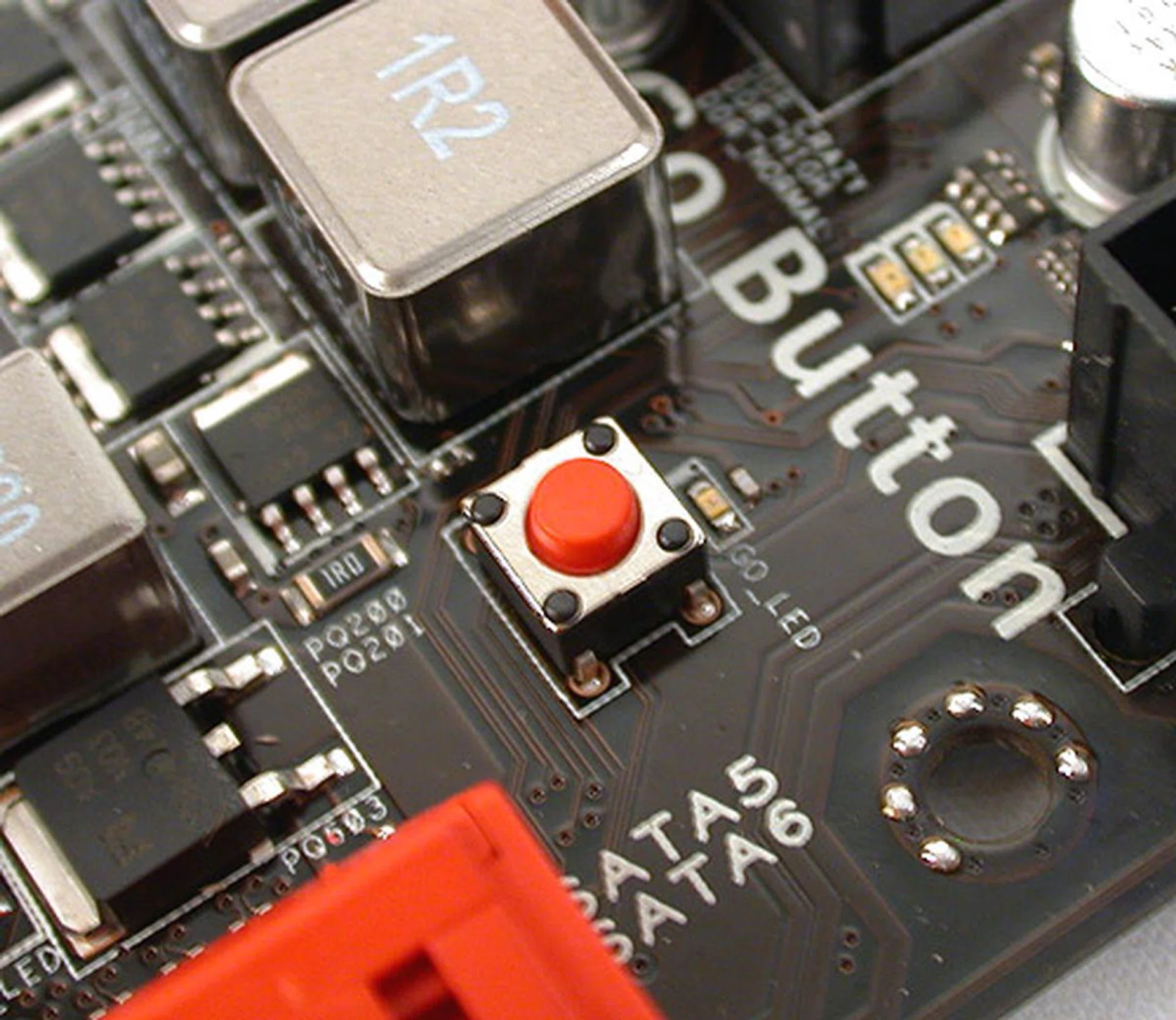 Pressing this Go button before booting up will enable MemOK!, ASUS' memory compatibility check utility. If you press it when the OS is running, it instead loads the preset profile for temporary overclocking.