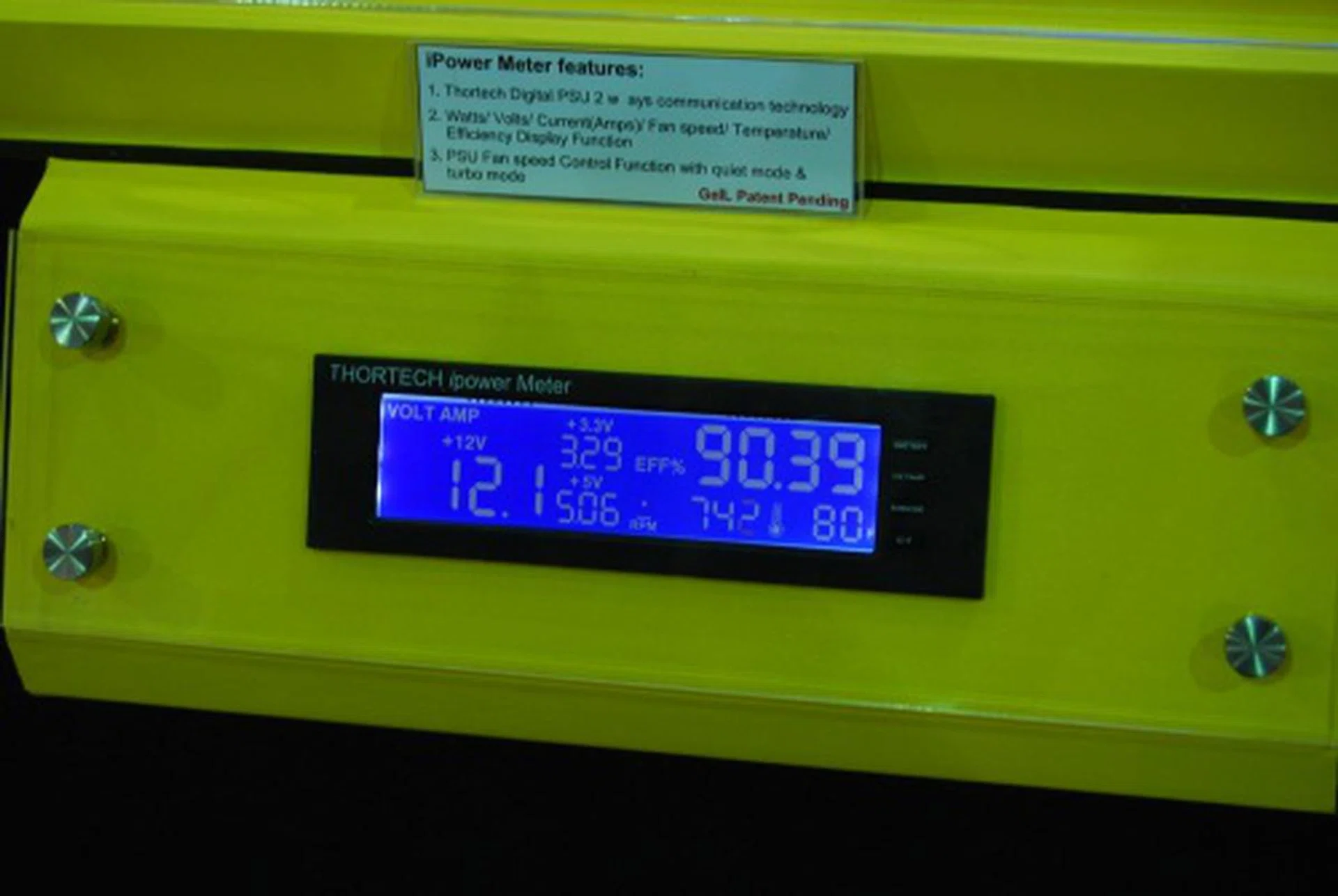 Additionally, the PSU is connected to a front panel display called the iPower meter that displays relevant info like fan speed, temperature, and wattage. One can even control the fan speed from this panel. 