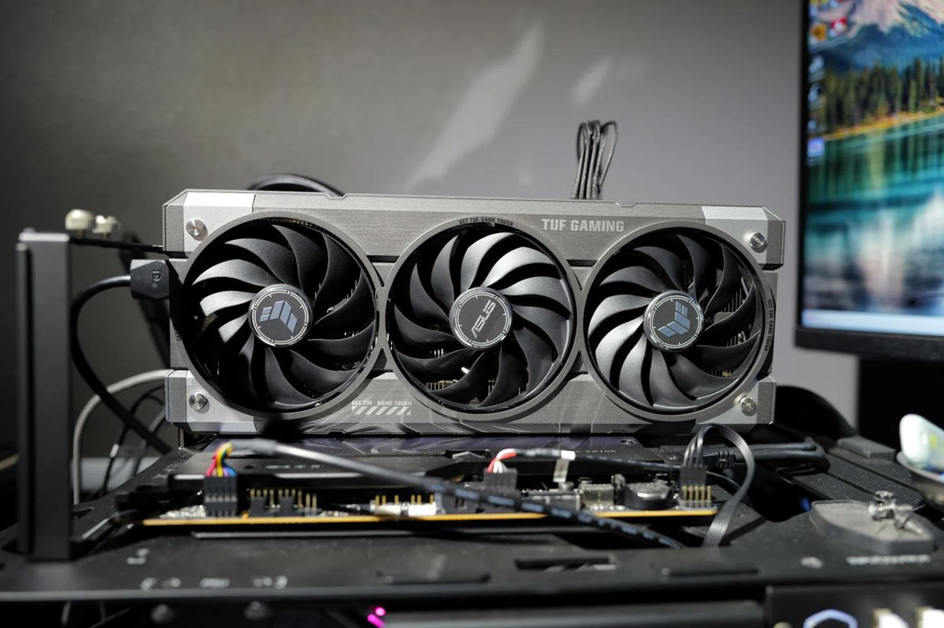 There are some very interesting low-profile variants of the RTX 5060 GPUs from Gigabyte and Zotac. Photo: HWZ