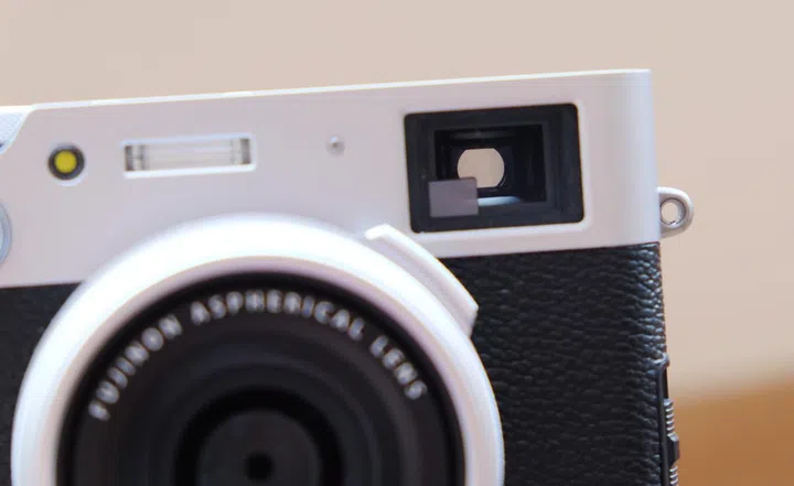 It's hybrid viewfinder lets you choose between an electronic and optical viewfinder.