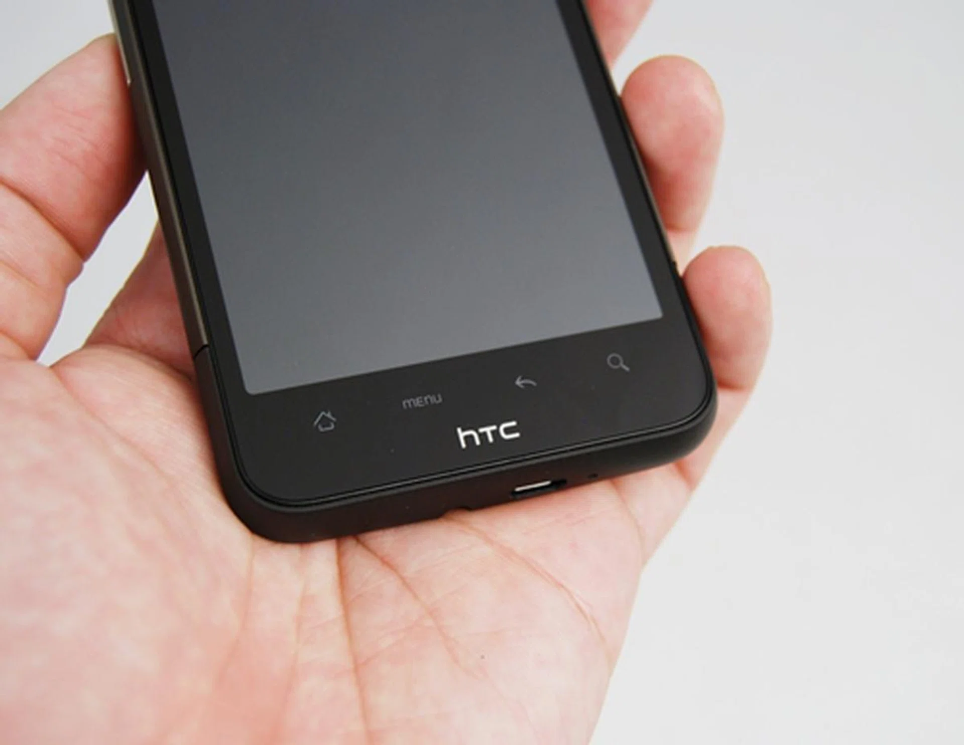 One of the obvious cosmetic differences can be found on the front panel. Like the Nexus One, the Desire HD chose to do away with physical buttons as well as the optical trackpad and instead, boasts of an array of touch-sensitive buttons. However, the layout and functions stay the same.