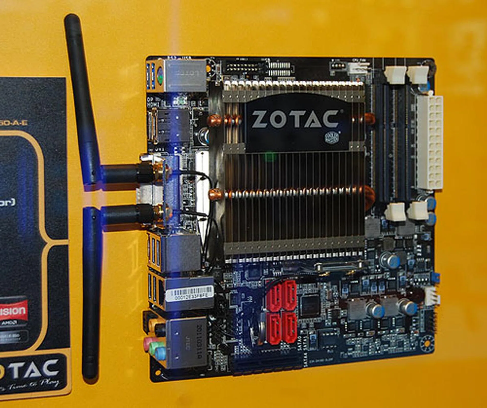 This Fusion-ITX WiFi is based on AMD's Brazos platform and comes with an E-350 APU. SODIMM is used again with a passive heatsink. USB 3.0 and SATA 6Gbps are supported. 