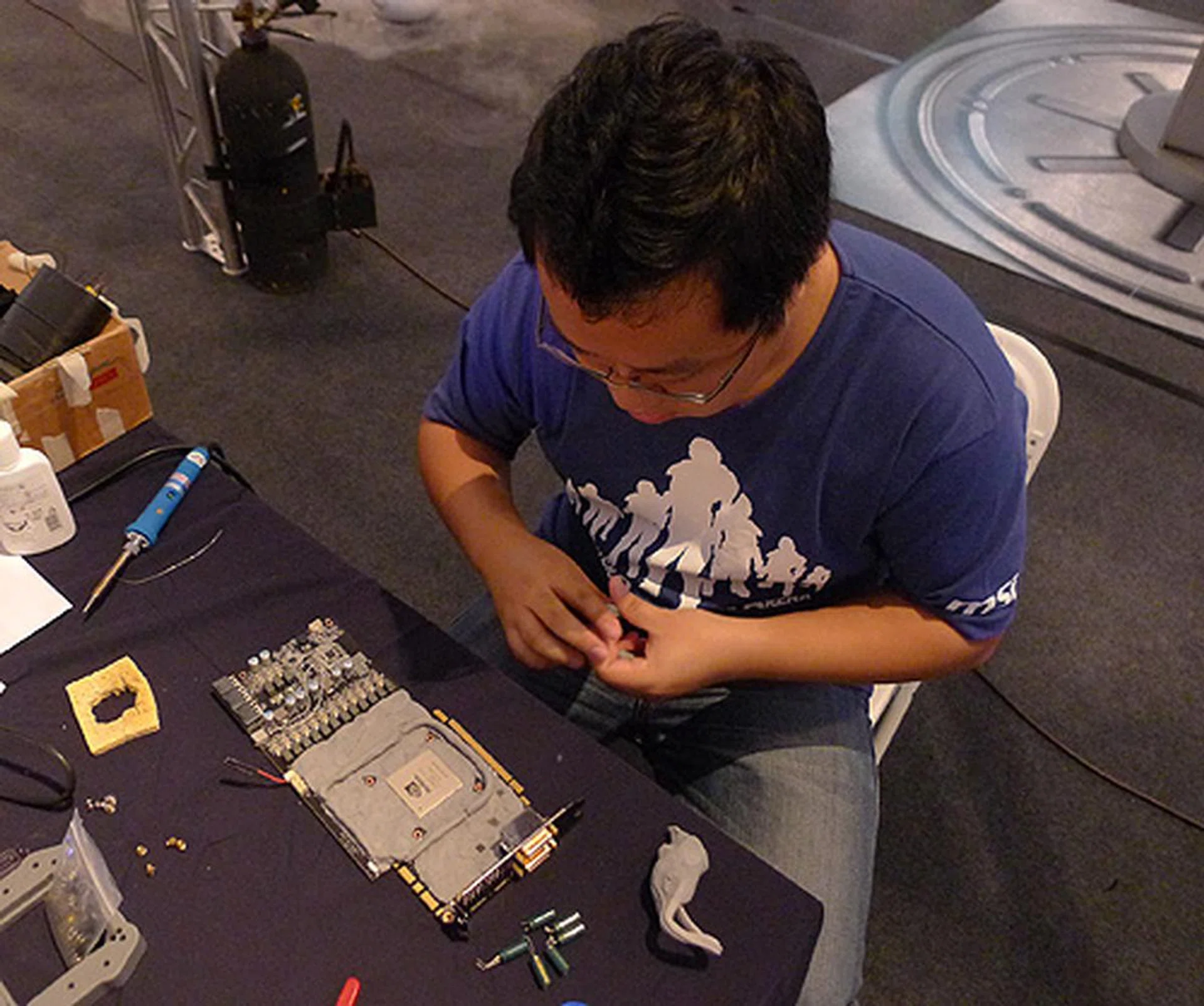 Contestants wasted no time in ripping out the components' stock coolers and replacing them with their own customized ones. Here is NightRaven from Singapore making modifications to the MSI N480GTX Lightning graphics card.