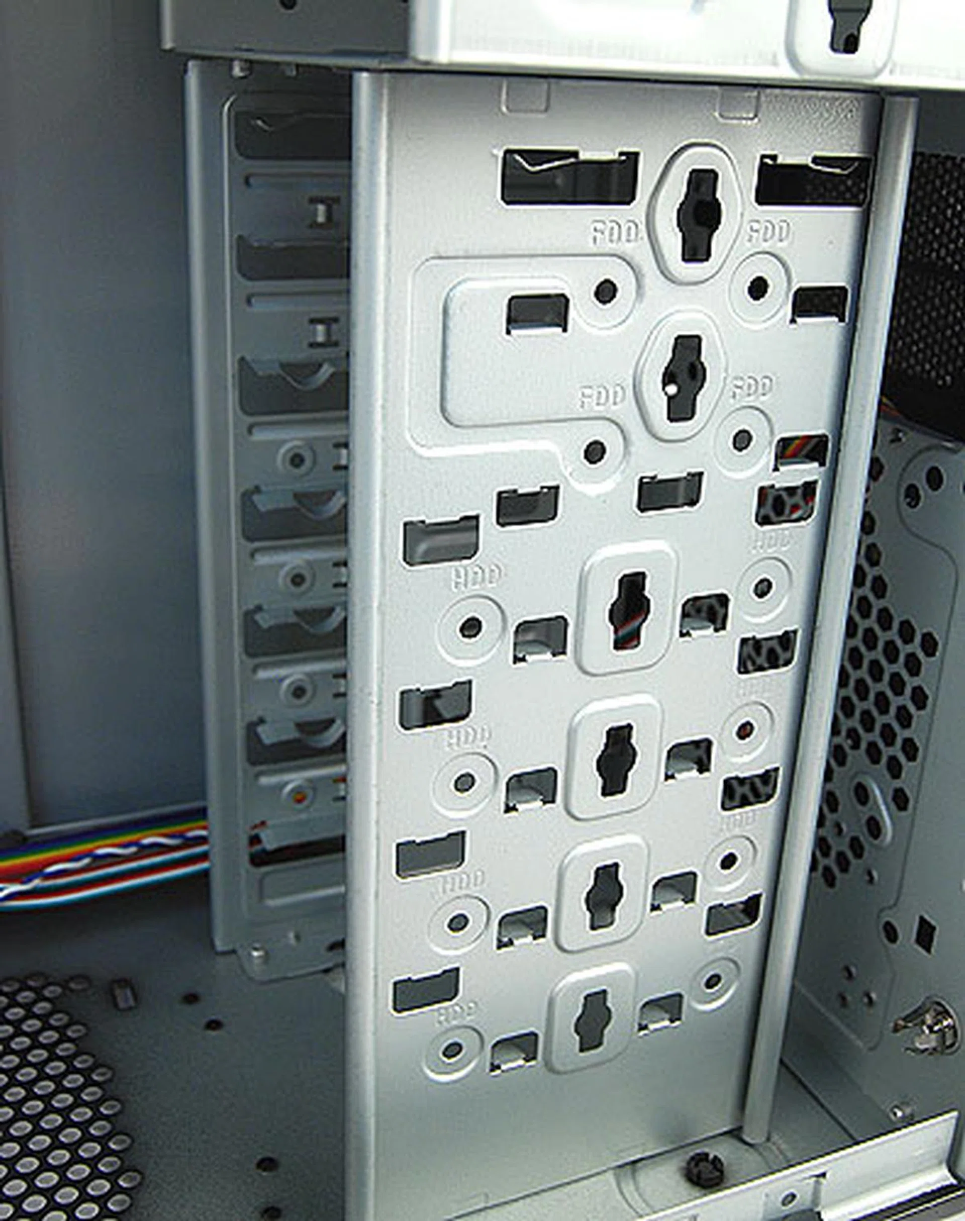 The Luxo M1000 has enough room for two floppy drives and four 3.5-inch hard drives. The drive cage is non-removable and installation is done via traditional screws. Tool-less installation racks are optional items that are sold separately. 