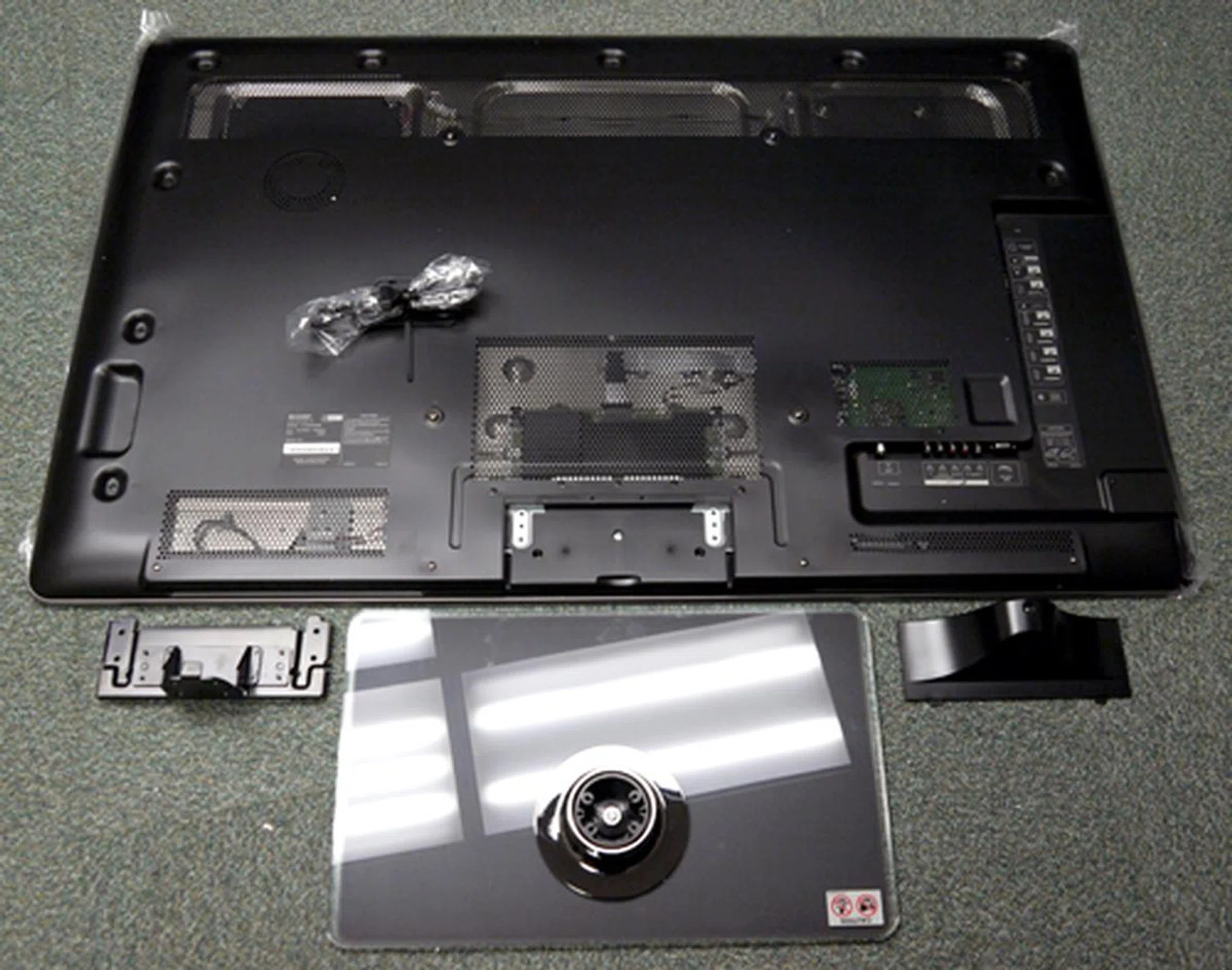 Given its hefty weight and fragile glass stand, it's best to assemble the LE820M with an extra pair of hands. Although the manual recommends fastening the back-plate to the panel first, we'd recommend attaching the plate to the stand instead. It's much easier that way from our experience.