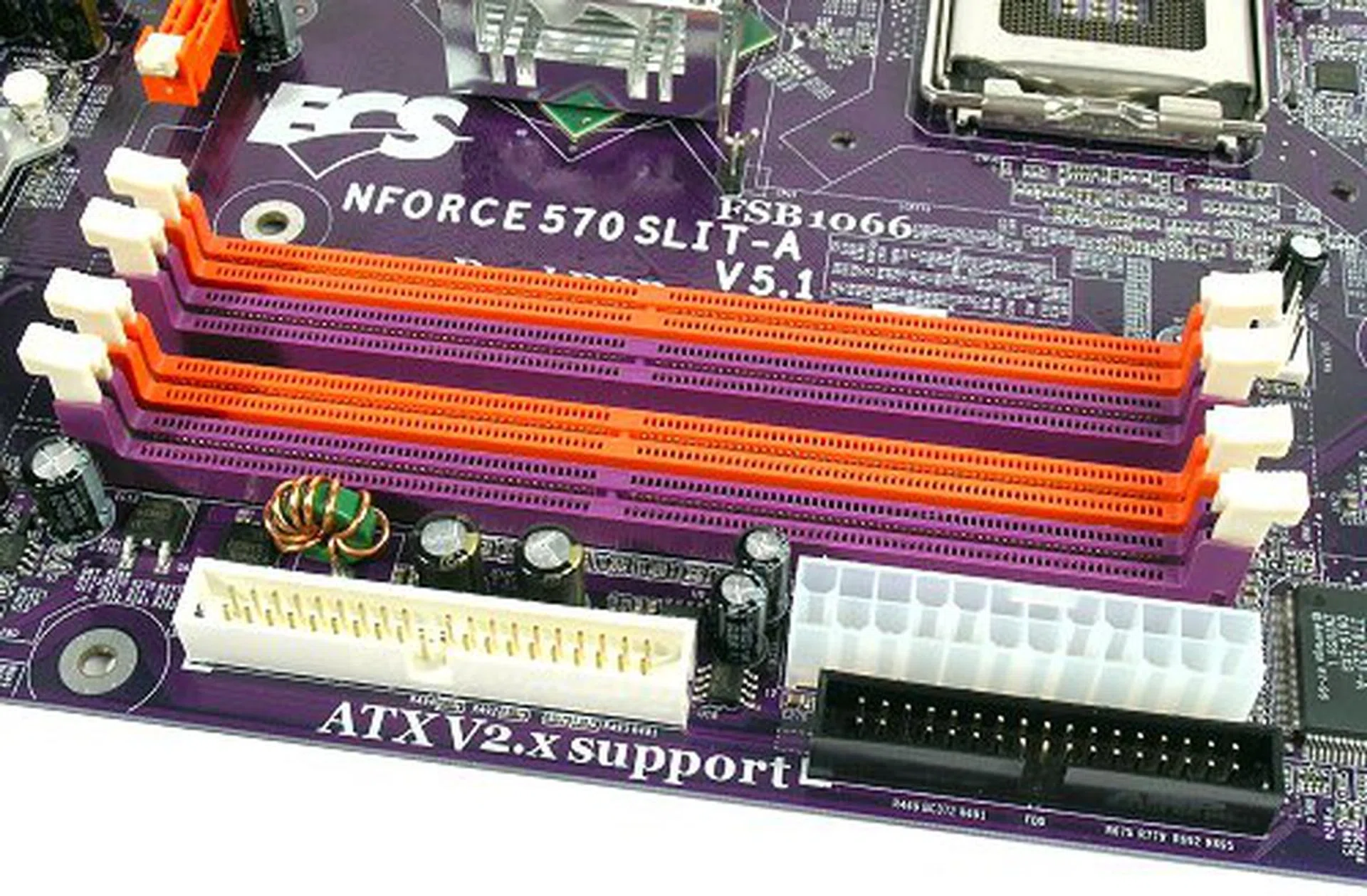 Properly lined up DIMM slots with sufficient spacing, though the white secondary IDE slot should have placed in the lower part of the board.