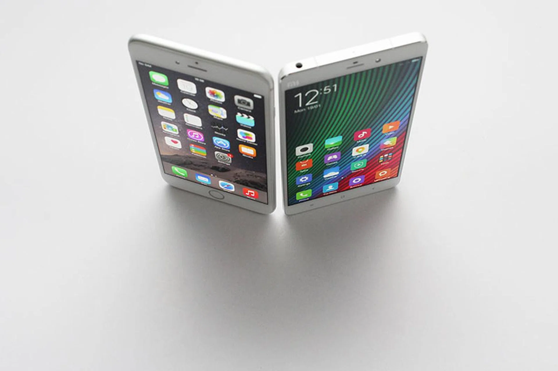 While the Mi Note tapers at the sides, its top and bottom edge are flat unlike the 6 Plus, which has a uniform rounded edge all the way around.