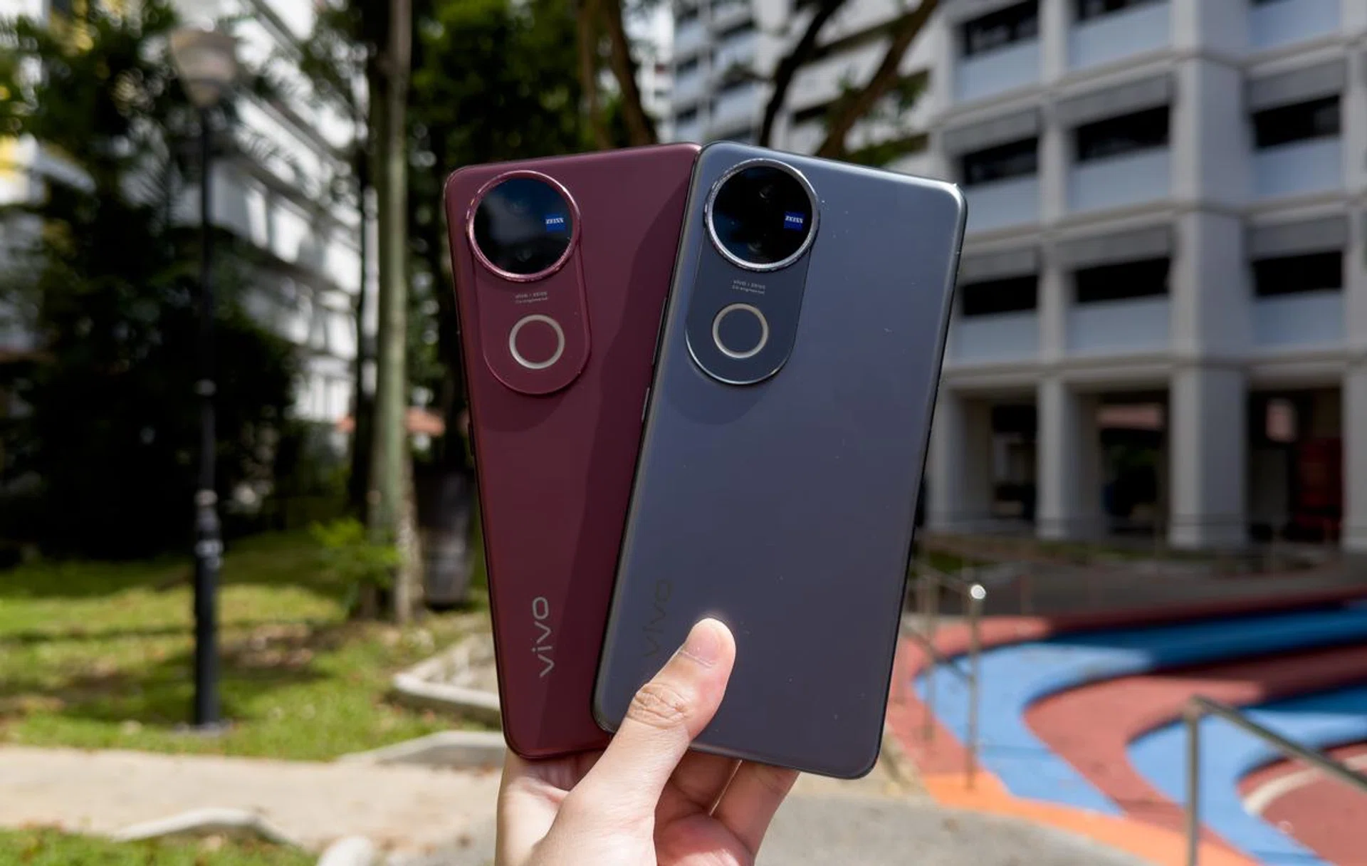 Vivo V50 in Ancora Red and Satin Black. Photo: HWZ.