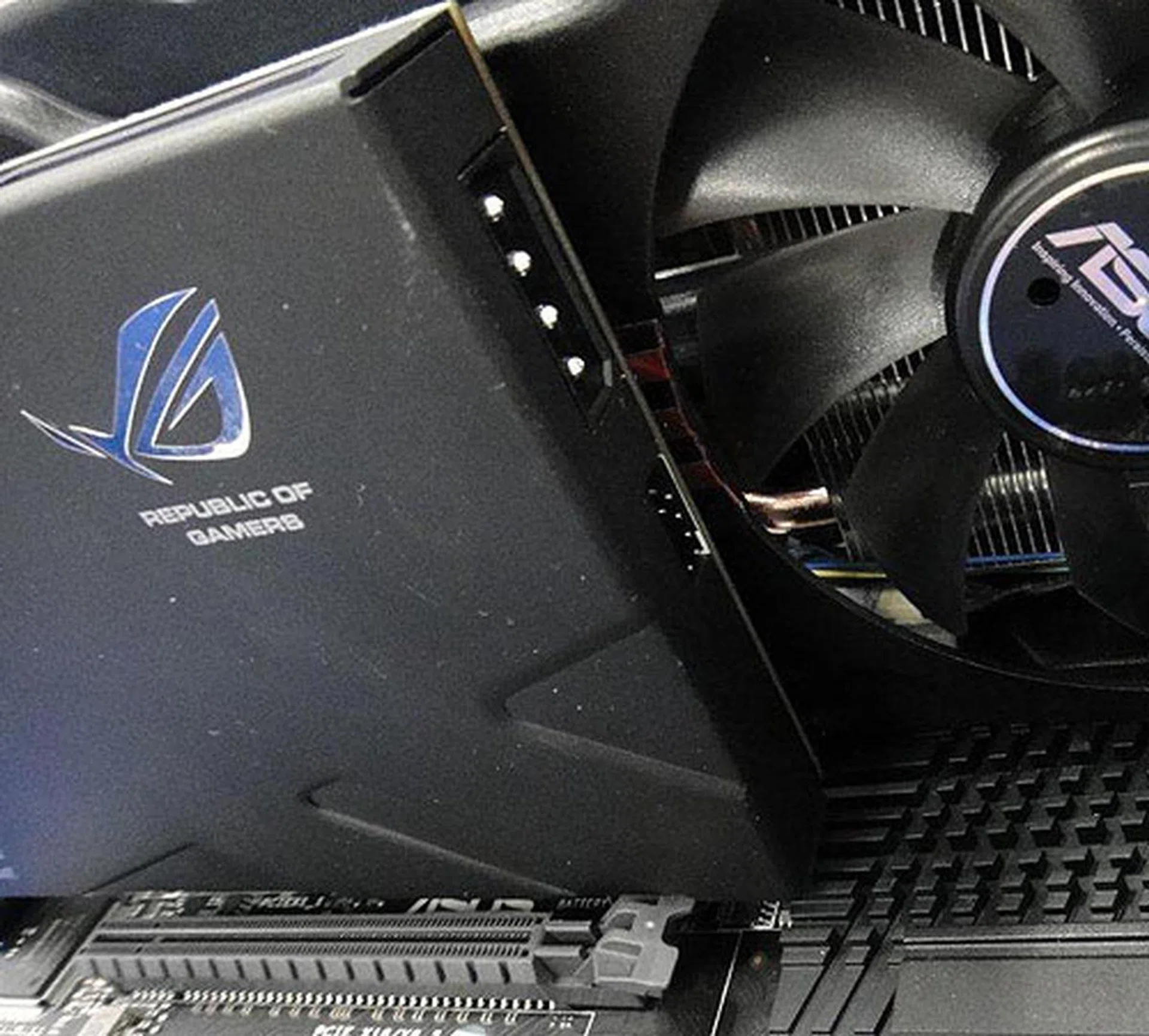 The connectors on the Thunderbolt combo card include an 4-pin ATX power connector.