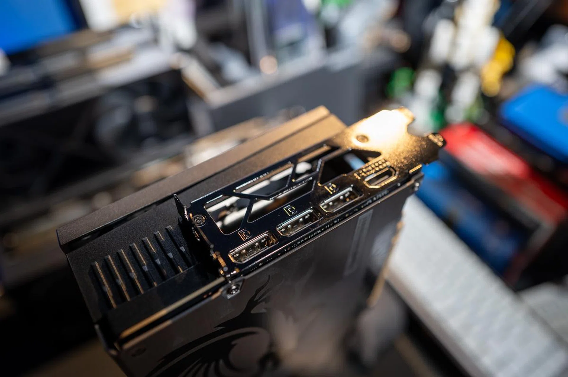 The Vanguard card takes up 3 PCIe slots but still remains one of the slimmest non-FE RTX 5080 cards around. (Image: HWZ)