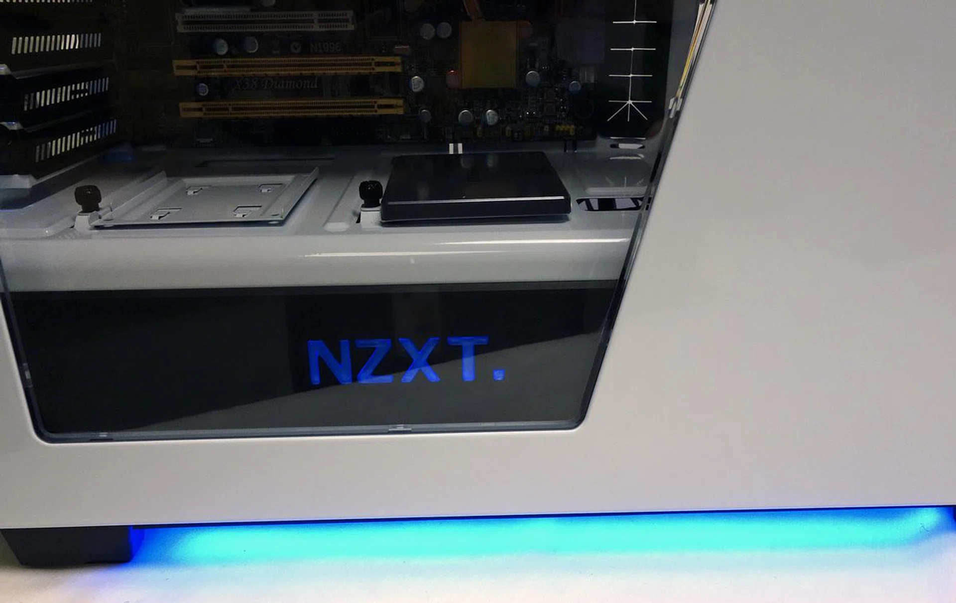 The chassis' rail lighting is set at its brightest, but the NZXT logo is hardly bright. We attribute it to a faulty LED of the logo.