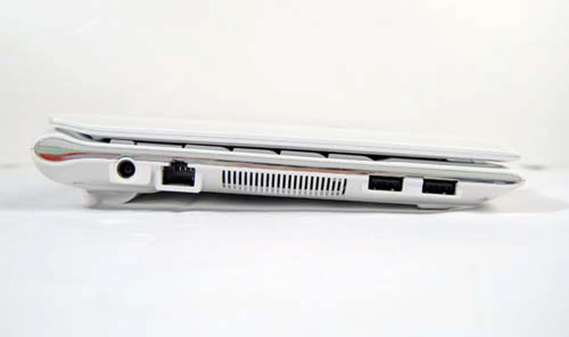 The left side is also quite clean with two more USB ports and a LAN port.