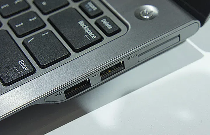 On the other side you have two USB 2.0 ports and a 4-in-1 memory card reader.