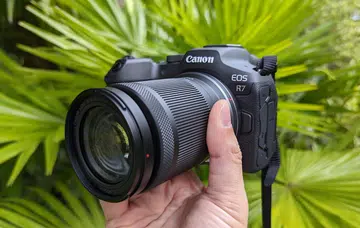 Canon EOS R7.
