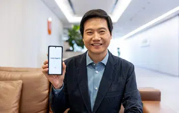 CEO of Xiaomi, Lei Jun, holding up a Xiaomi smartphone with HyperOS installed. Source: Lei Jun via Weibo.