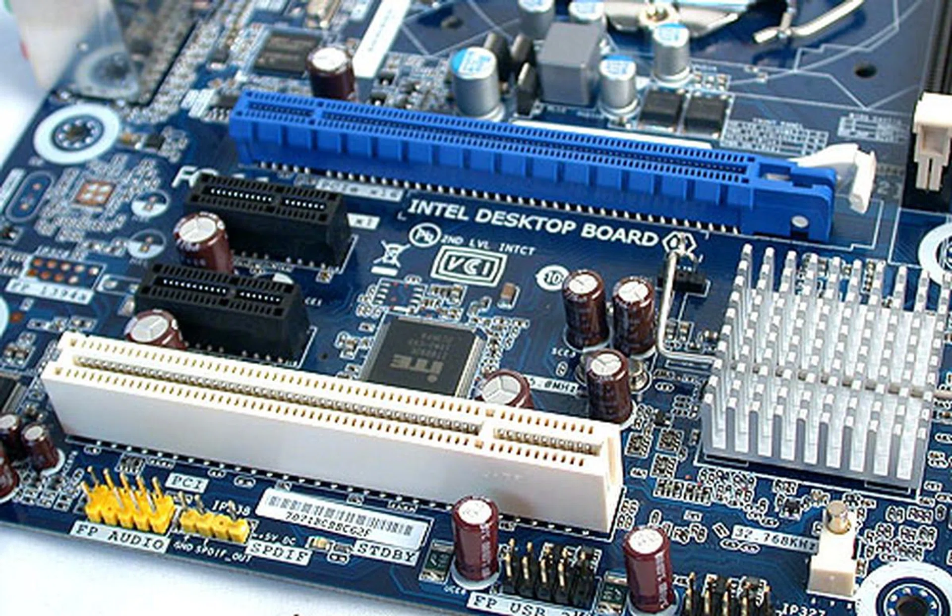 A single 16-lane PCIe 2.0 x16 slot for a discrete graphics card is provided but not for multiple graphics cards.