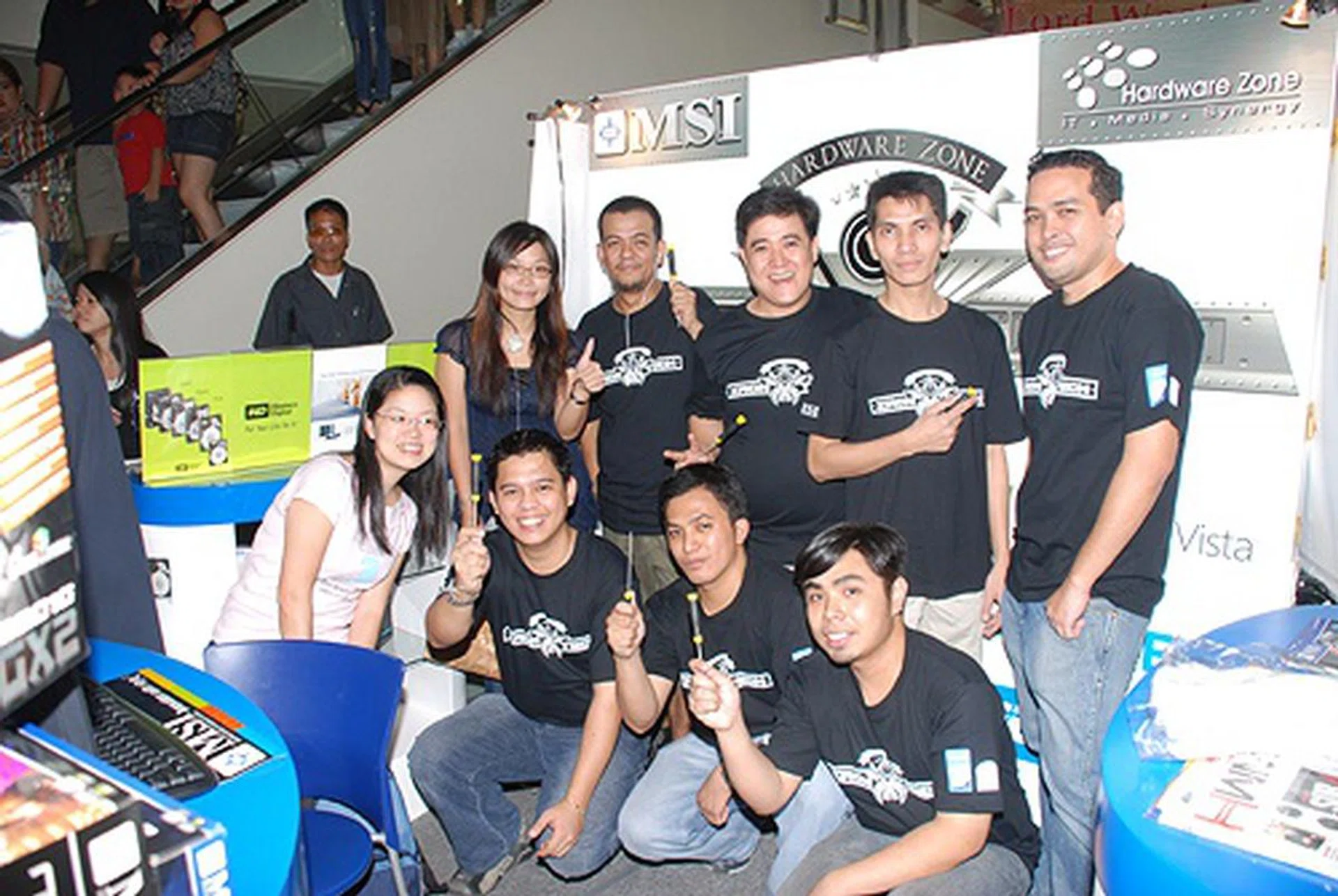  This time, the excited competitors are joined by MSI folks from Taiwan, APAC Marketing Account Manager, Ms. Shirley Wang, and Technical Support Engineer, Ms. Leona Liu.  