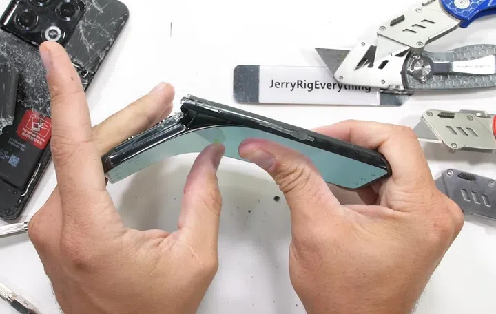 OnePlus 10T's durability test by JerryRigEverything. Source: JerryRigEverything.