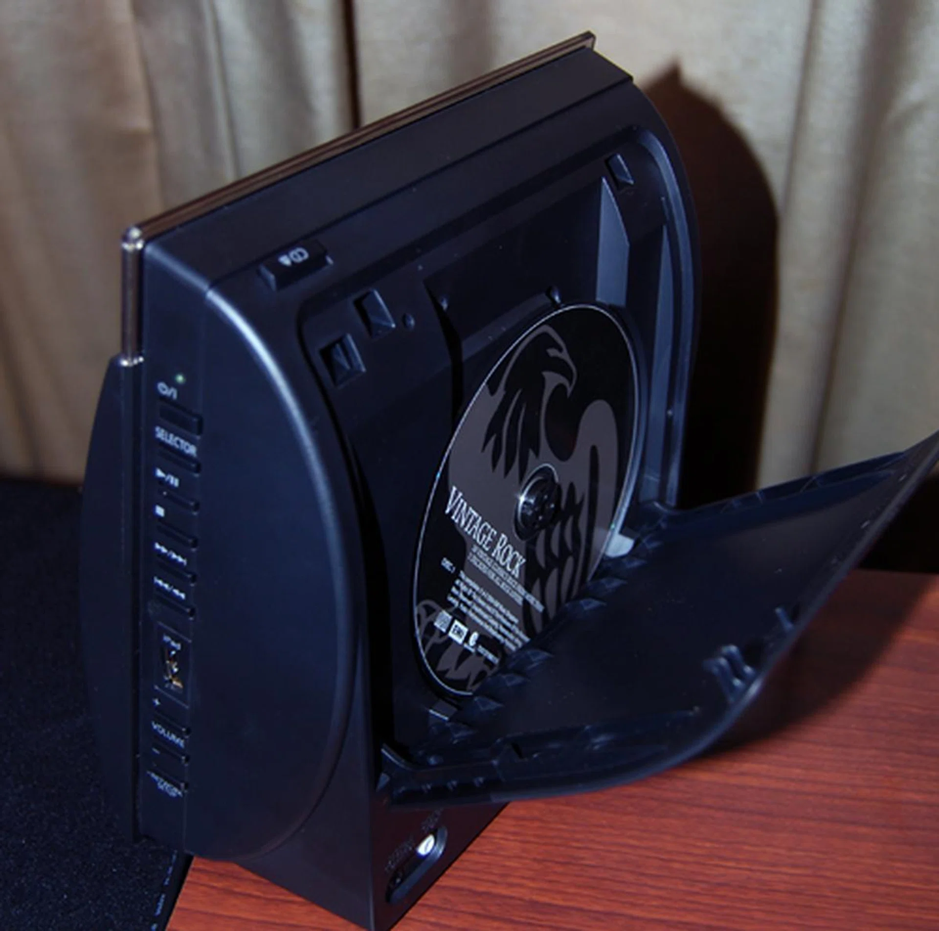To our delight, the Panasonic SC-NE5 is also able to play CDs.