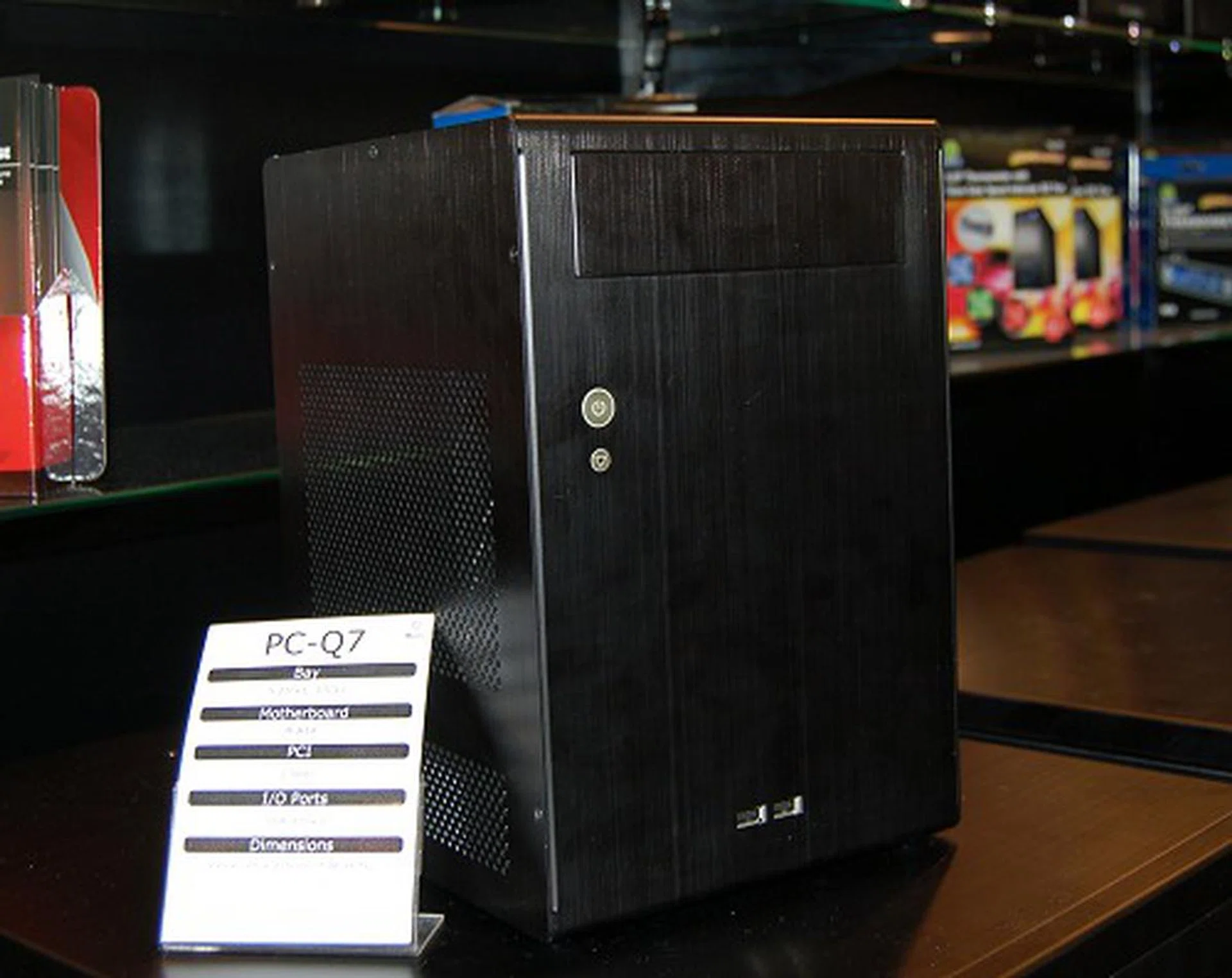  On the other end of the chassis line-up, this is the PC-Q7 for mini-ITX system building. It can take in all standard PC components.  