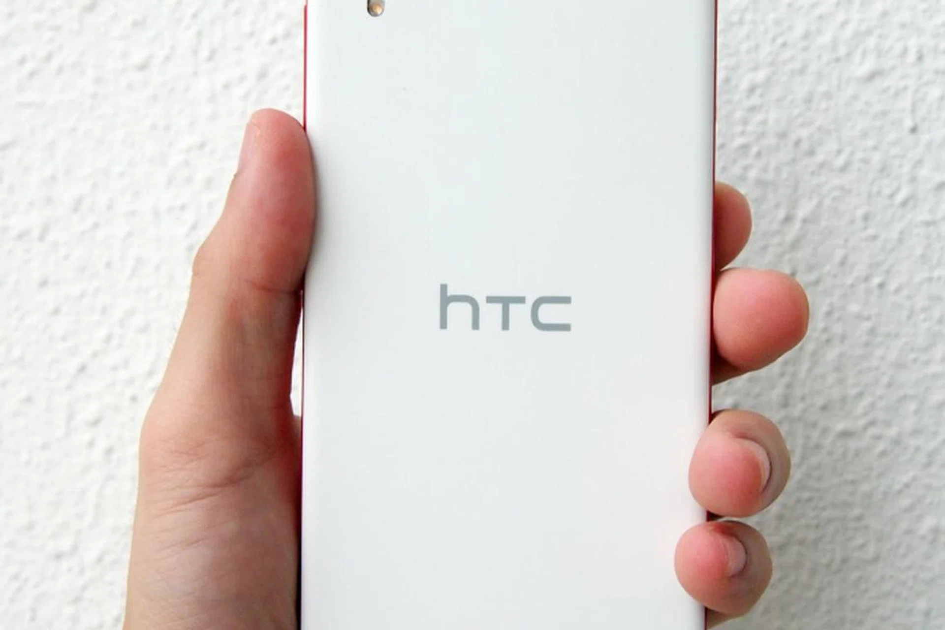 The Desire Eye comes in two colors: coral reef (white with red) and matte blue. The review unit we have here is the coral reef. Great care should be exercised to keep the rear clean.