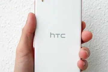 The Desire Eye comes in two colors: coral reef (white with red) and matte blue. The review unit we have here is the coral reef. Great care should be exercised to keep the rear clean.