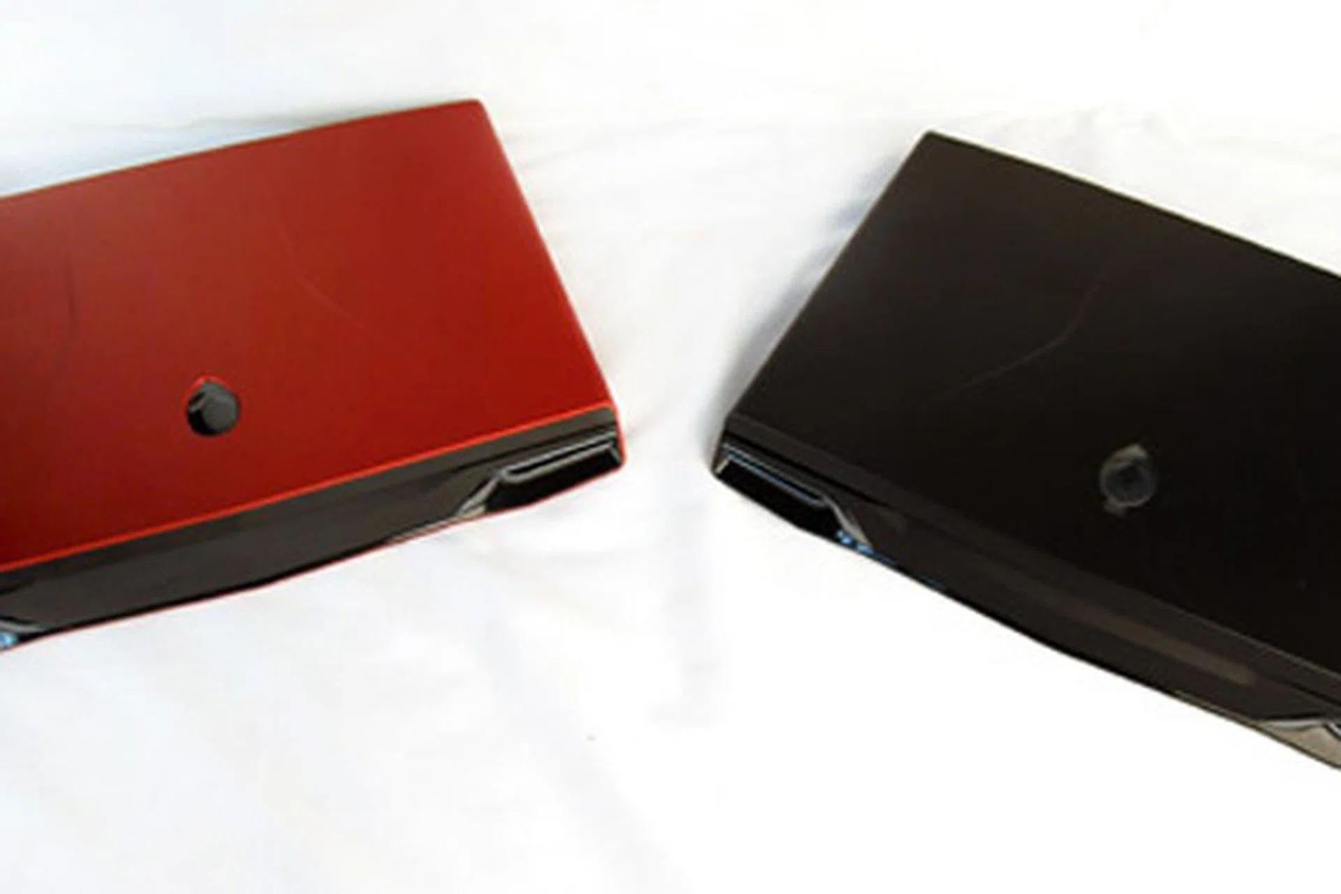 The Dell Alienware M17X R3 is available in Nebula Red and Stealth Black variants.