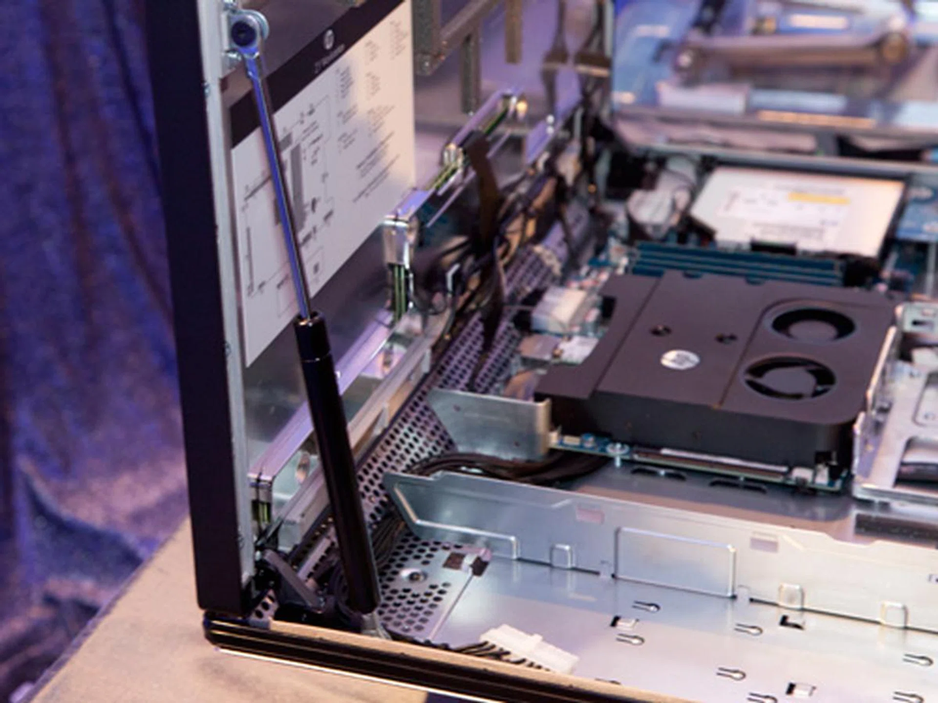 Like the bonnet of a luxury car, you'll find a damper holding the lid of the all-in-one system. The damper will prevent the lid from being slammed shut, as you know, the lid is after all made of glass and contains the expensive 27-inch screen.