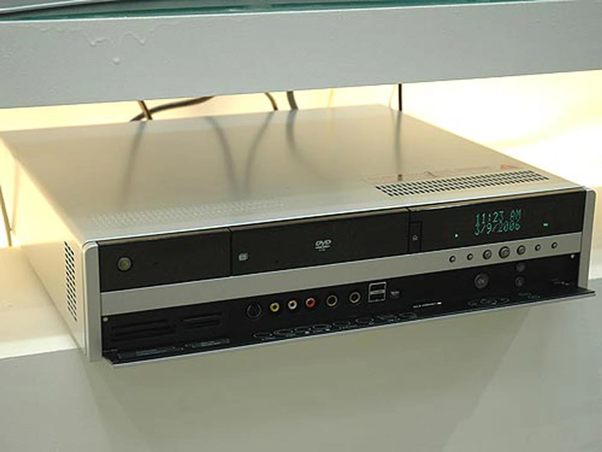 The ORPC is a home entertainment server that incorporates everything from a DVD player, a DVD recorder to a Hi-Fi stereo and an FM radio. Built with an Intel Pentium 4 with HT technology, the ORPC is based on the Intel 915 chipset with an integrated Fast Ethernet port and high definition audio support.
