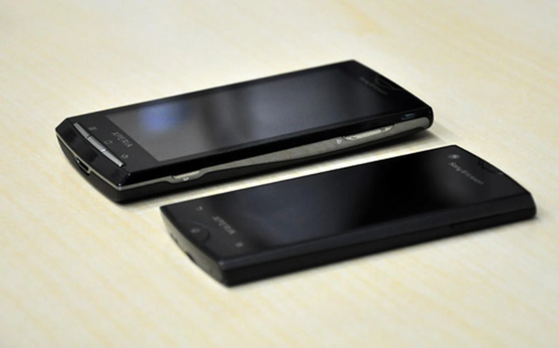 The ray sports a clear black glass front, especially discernible when placed next to the Xperia X10 - the latter does not come with the same glass material.