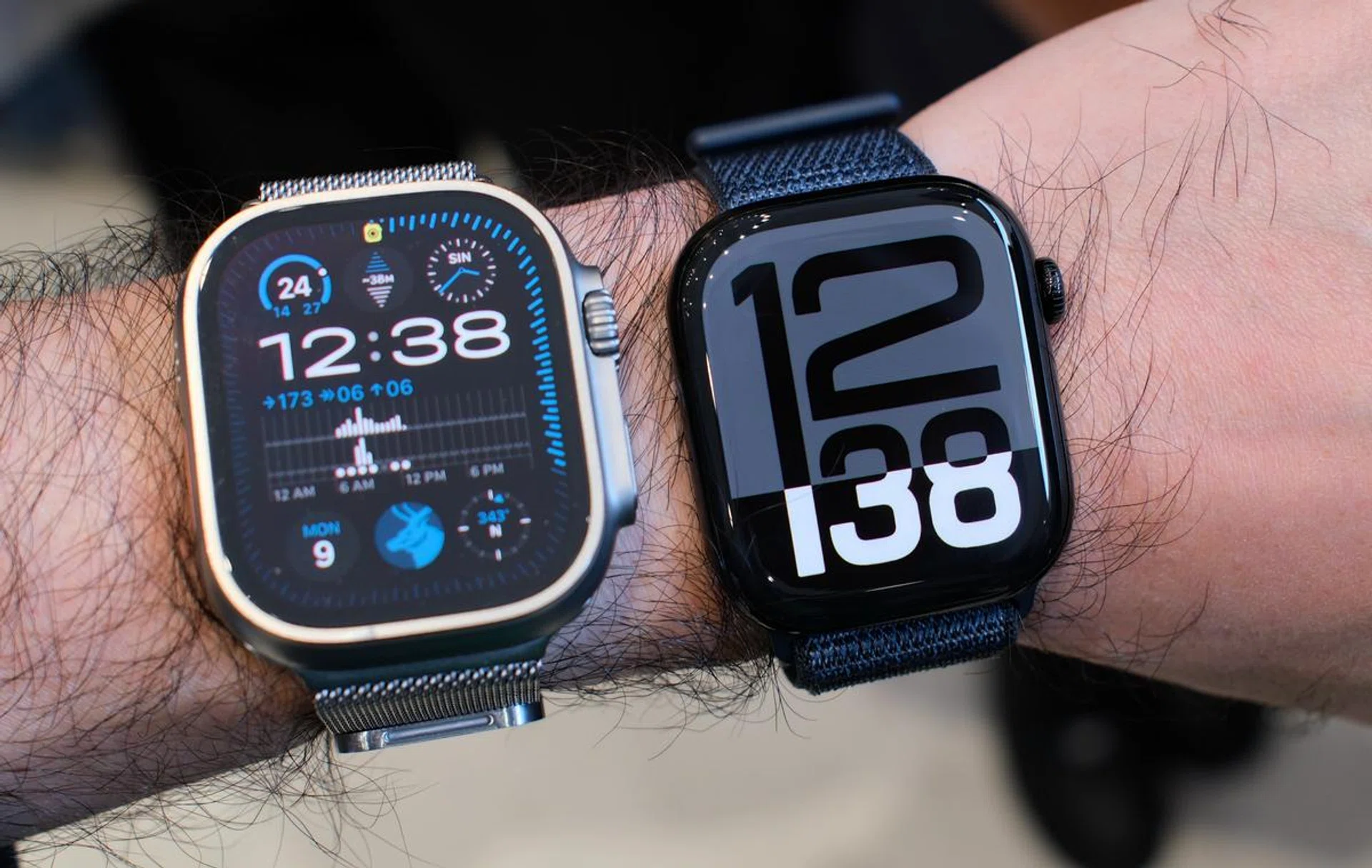 I can't really tell that the 46mm Series 10 has a larger display than the Apple Watch Ultra 2. Photo: HWZ