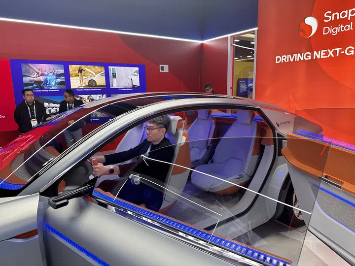 Zach tries out the Snapdragon AI car platform.