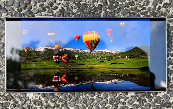 The glitch-free display of our Samsung Galaxy S22 Ultra.