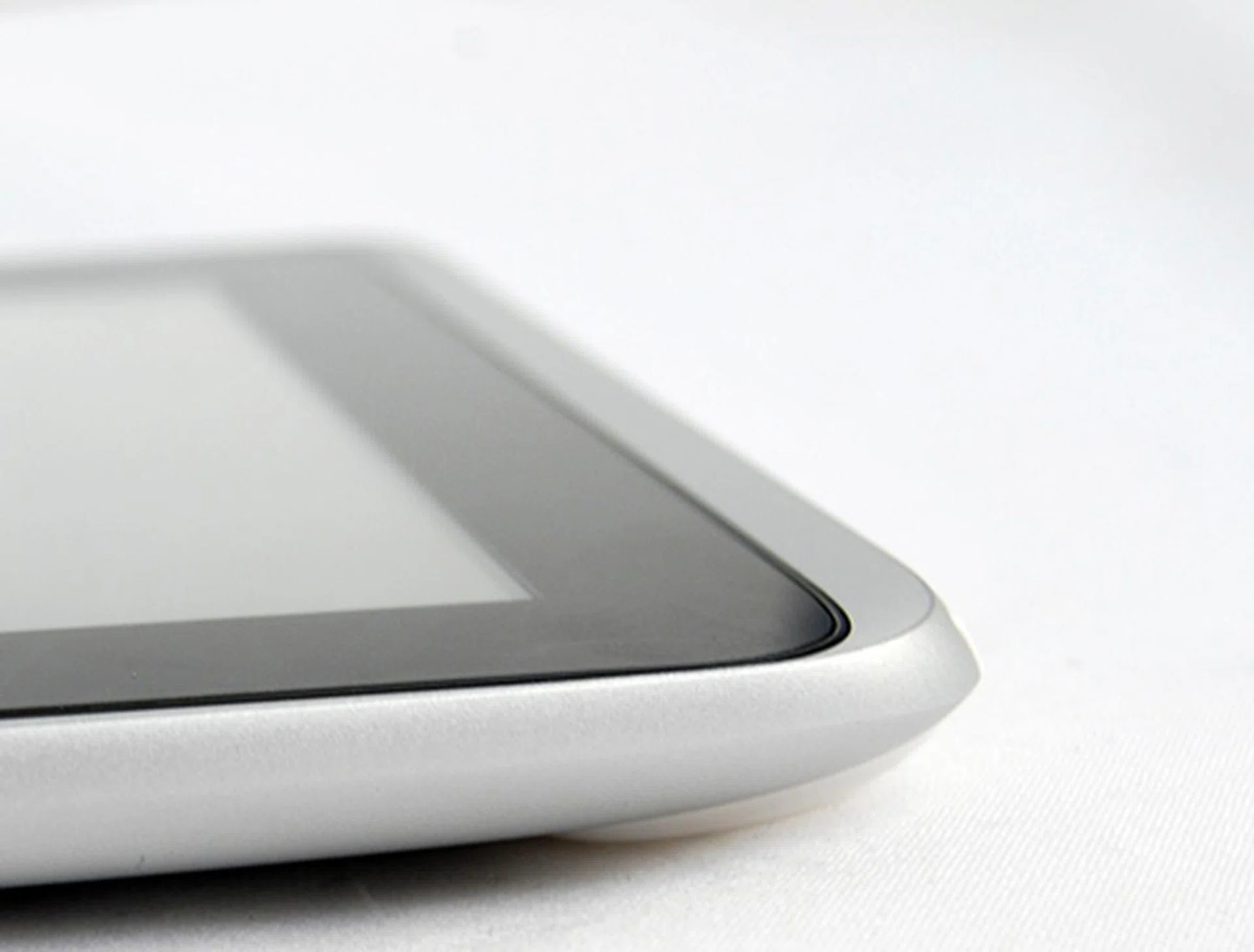 The curved sides of the Flyer helps in having a good grip when holding the device.