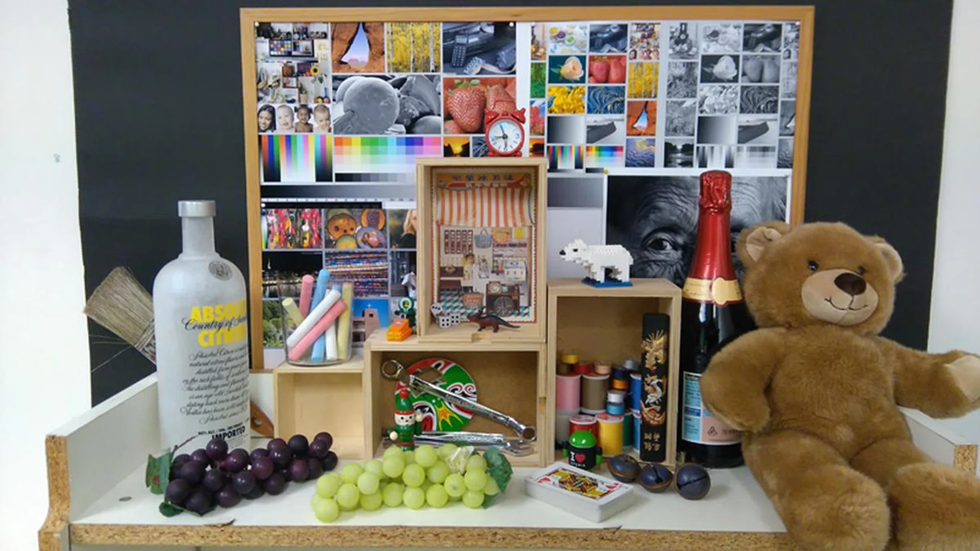 Viewing images at smaller resolutions is fine, even at ISO800. 