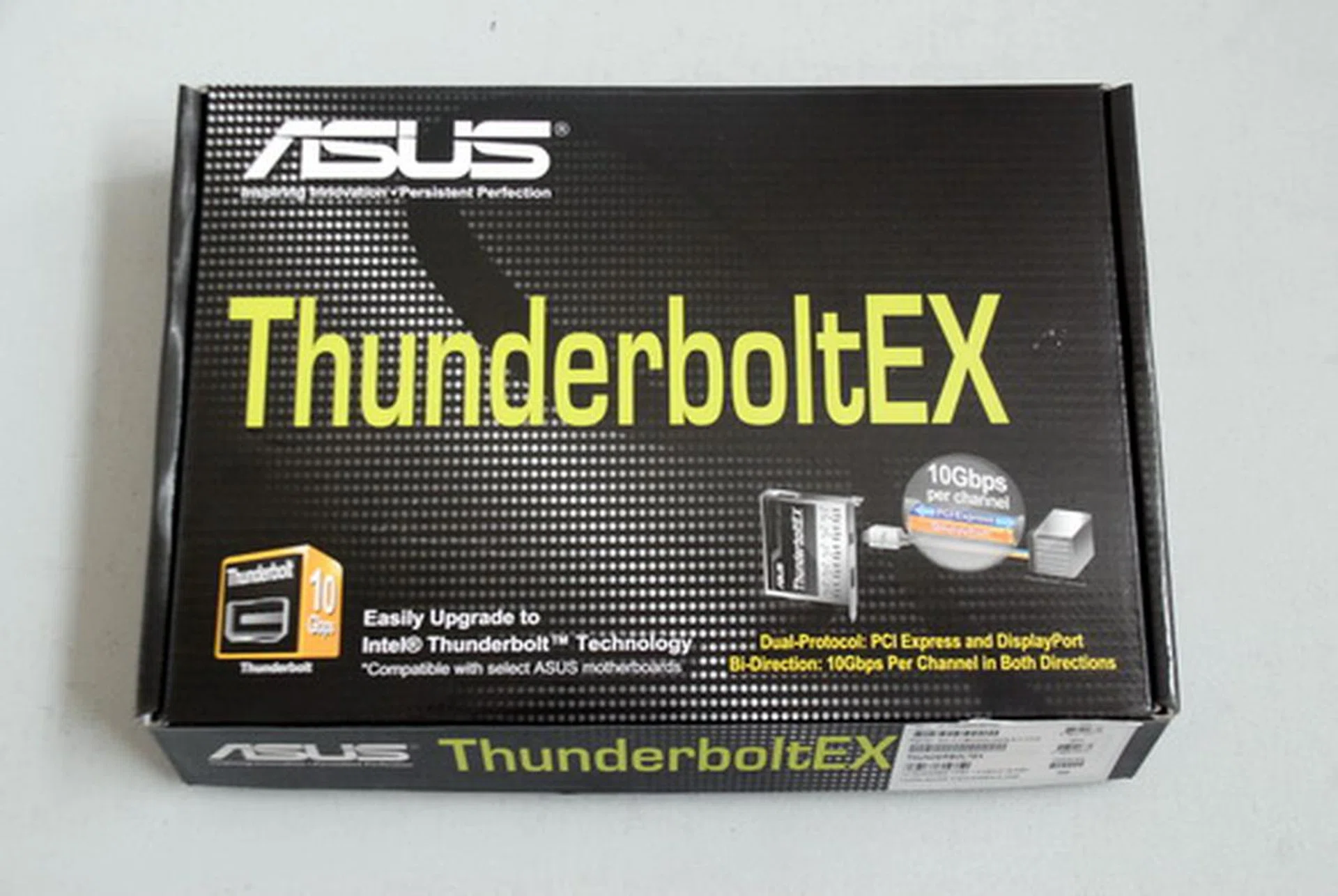 The retail packaging of the card shows a design similar to that found on mainstream ASUS motherboards, although this one is much smaller in terms of size.