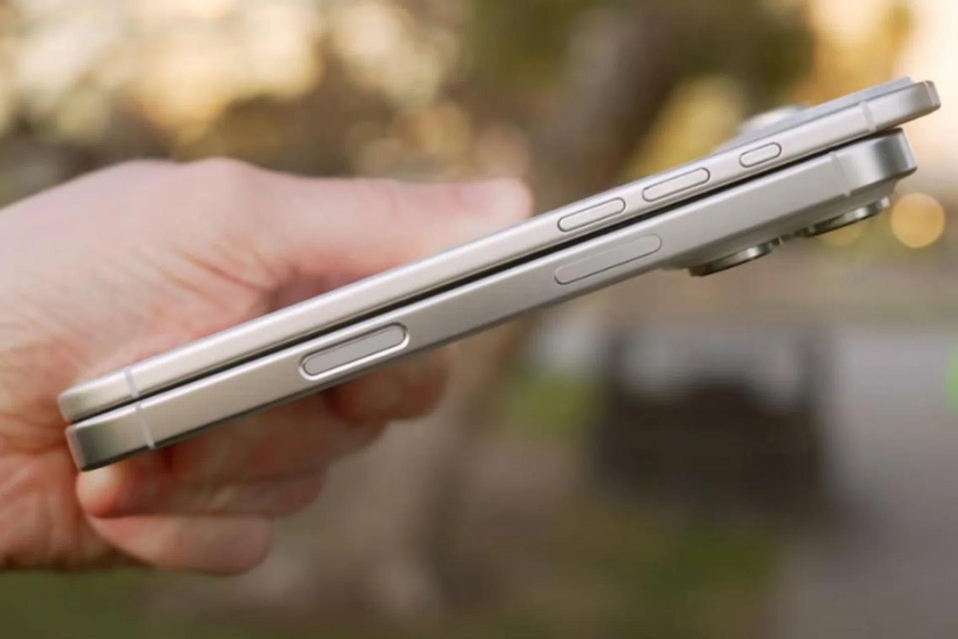 iPhone 17 Air and iPhone 16 Pro Max thickness comparison