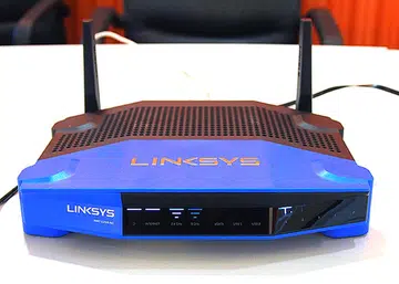 The Linksys WRT1200AC router sports a distinctive design reminiscent of the legendary WRT54G router from 11 years ago.