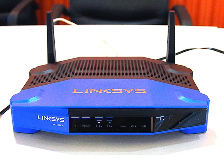 The Linksys WRT1200AC router sports a distinctive design reminiscent of the legendary WRT54G router from 11 years ago.