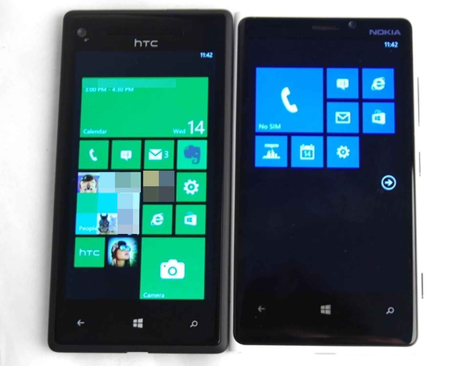 Due to its design and 4.5-inch display, the Nokia Lumia 920 (right) is wider than the WP8X by HTC (left).