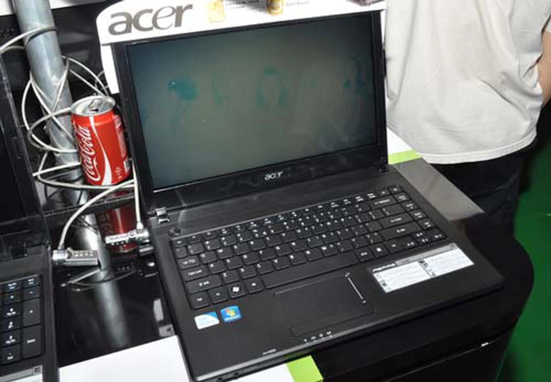 Going even lower with a $699 price tag is the 14-inch Acer Aspire 4783Z with its Intel Pentium (yes, stop gasping) P6200 (2.13GHz) processor. It's almost as cheap as a netbook, but its performance will be much better. It sports Intel HD graphics, 2GB RAM and 500GB HDD.