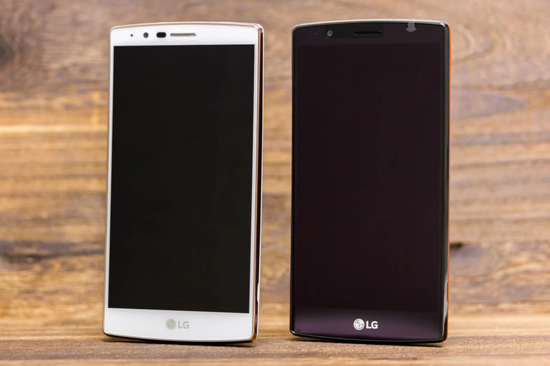 The LG G4 White Gold Edition (left) versus the earlier G4 in black (right).