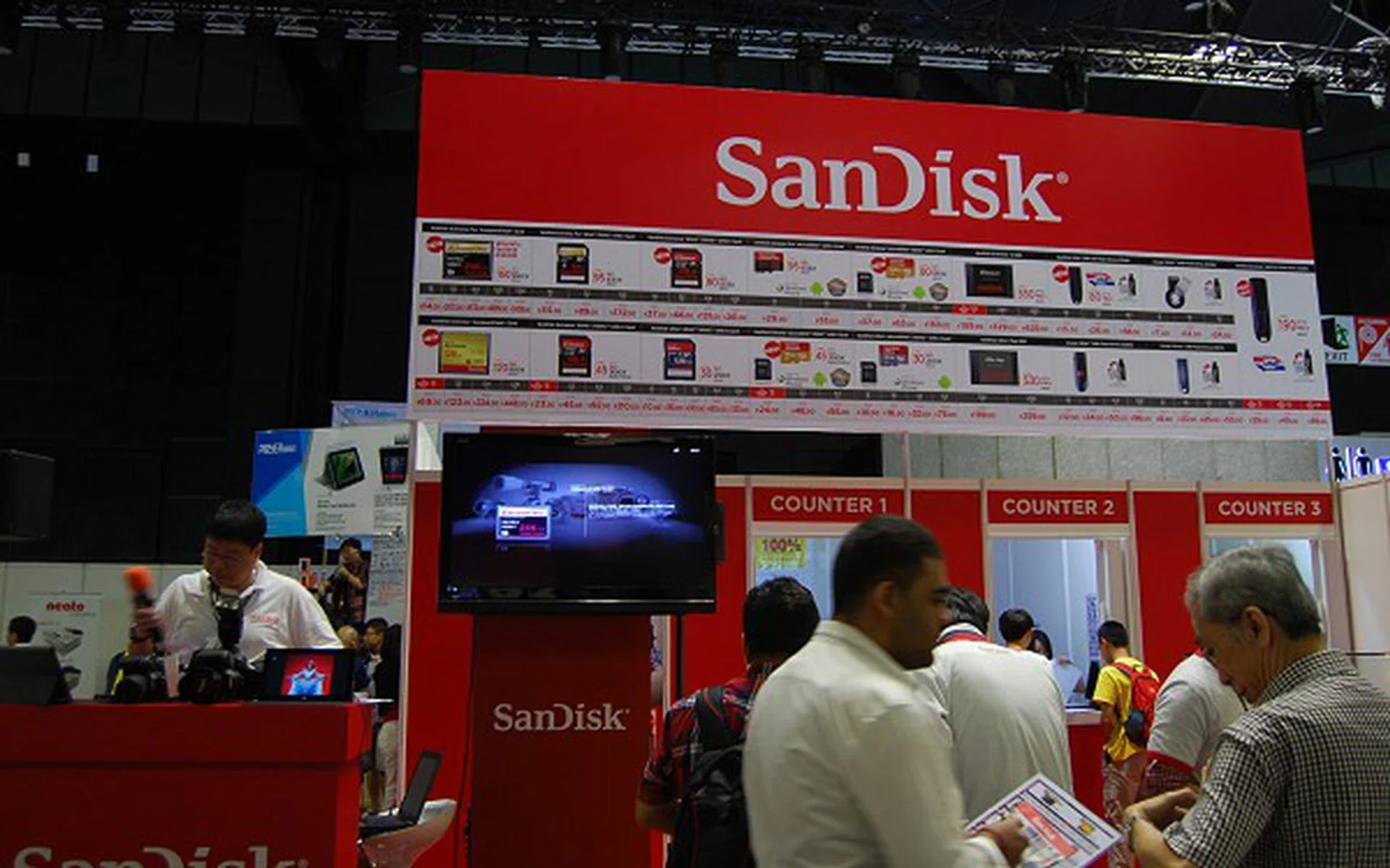 SanDisk was everywhere at the show - practically every corner. Shown here is the main purchase and redemption booth, along with a demo corner to showcase the speed differences of various flash memory and more. We'll let the below photos do the talking.