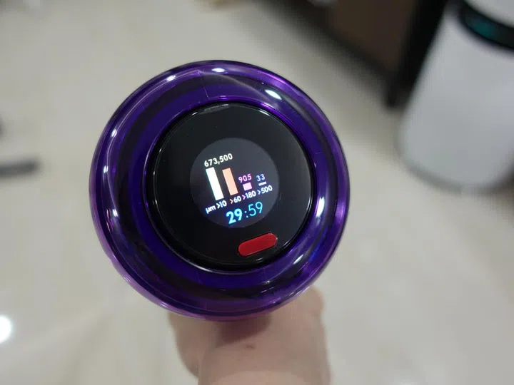 No more guesswork on your runtime with the handy LCD screen. Also shown here on the Dyson V12 Detect Slim's screen is the amount of dust sucked up and categorized by particulate size in real-time. (Image source: HardwareZone)
