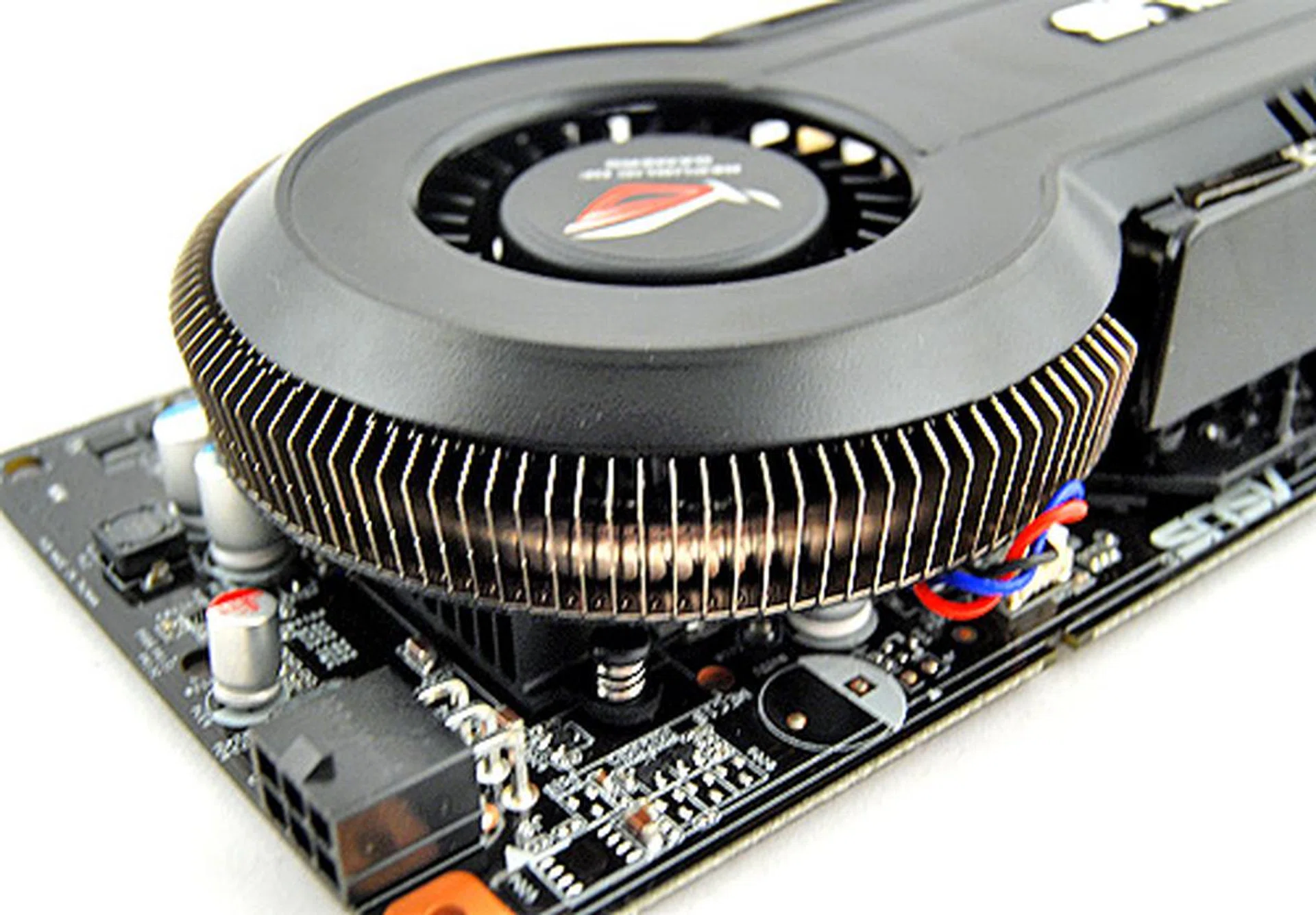 The design around the fan is rather interesting. Circling the fan is actually a heat pipe laced with fins that acts as radiators. This should help in keeping the card cool. Pity it isn't copper though.