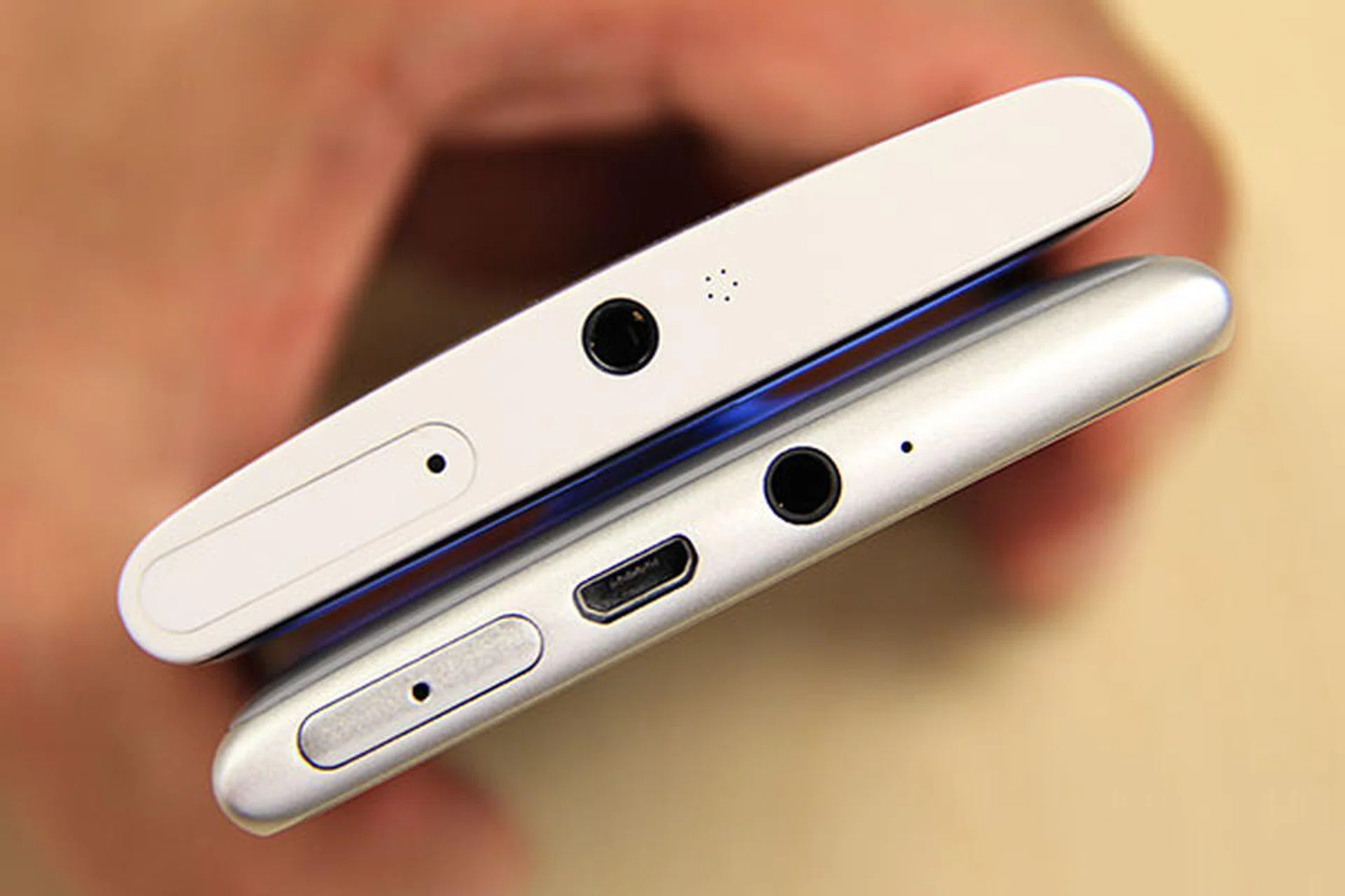 The micro-USB port has now shifted to the top of the phone. Here, you can also see the micro-SIM slot, 3.5mm audio jack, and the secondary microphone. And nope, there's no microSD card slot.