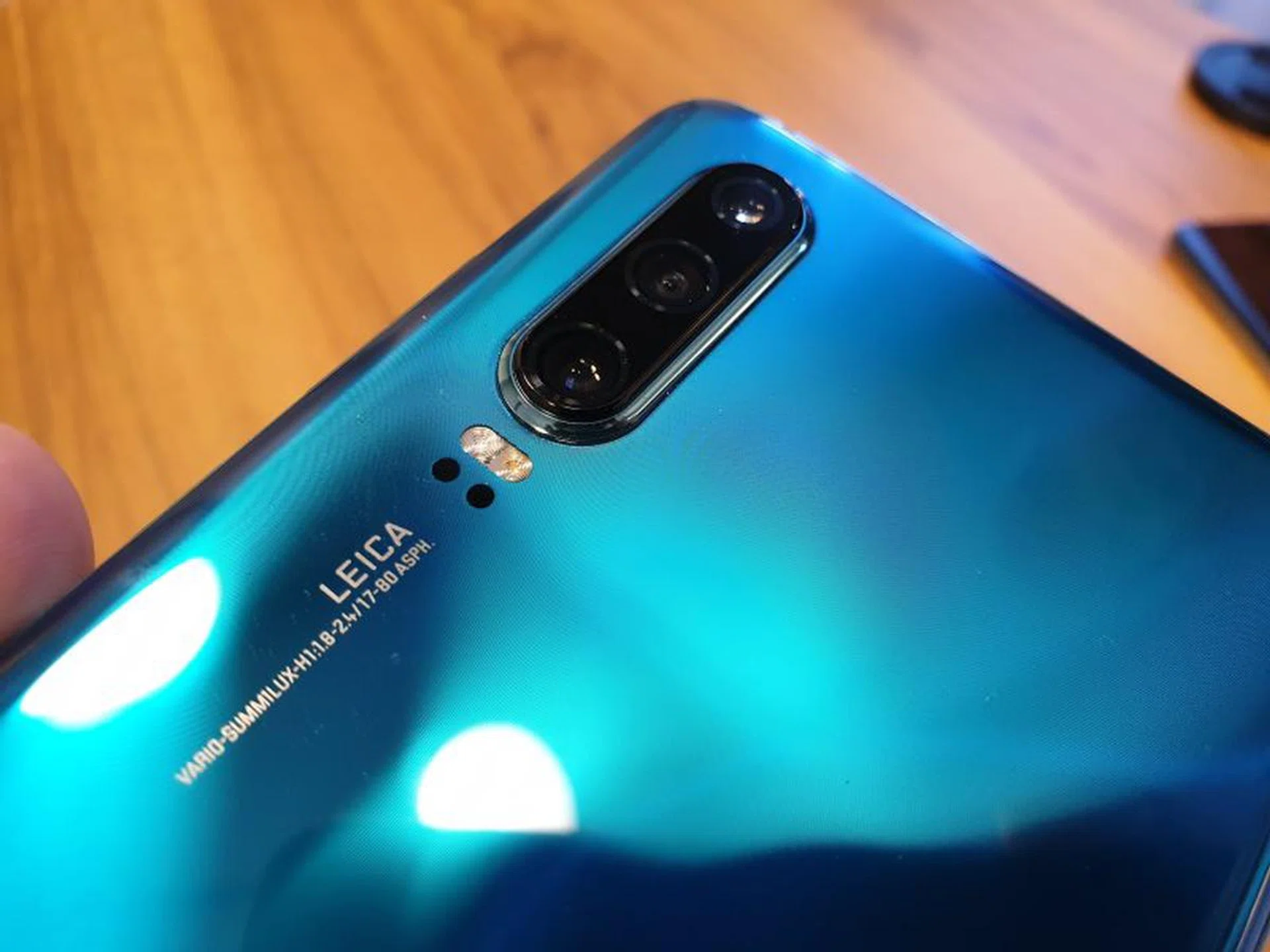 The P30 isn't as advanced as the P30 Pro, with "only" a triple camera setup, but it still has the same 40MP SuperSpectrum main sensor, while the other two cameras are similar to the Mate 20 with a 16MP f/2.2 ultra wide and 8MP f/2.4 telephoto with 3x optical zoom and 5x hybrid zoom. The P30 also boasts 30x digital zoom, which is still plenty good considering last year's achievements.