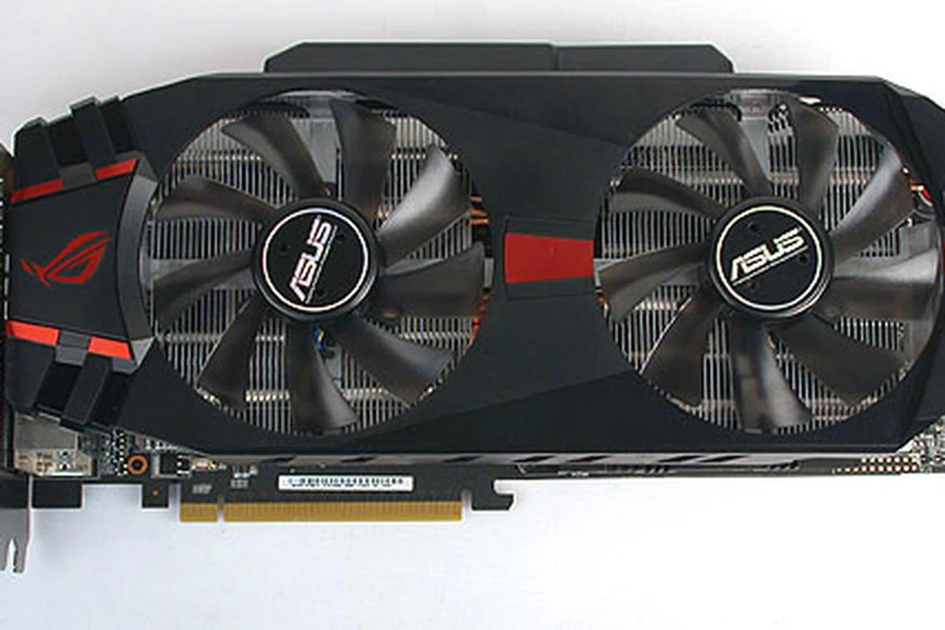 ASUS' DirectCU II isn't exactly new to us and with its copper heatpipes, twin cooling fans and that massive heatsink, it's claimed to improve operating temperatures by 20% over the standard design. 