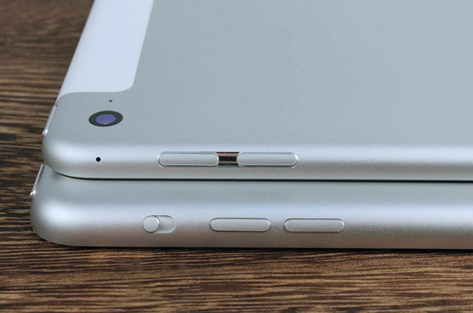 One way to identify the iPad Air 2 from the predecessor is the lack of the mute/lock switch, which was useful for locking the orientation of the screen or simply just muting the device. Users now have to swipe up from the bottom of the screen to bring up iOS' Control Center.