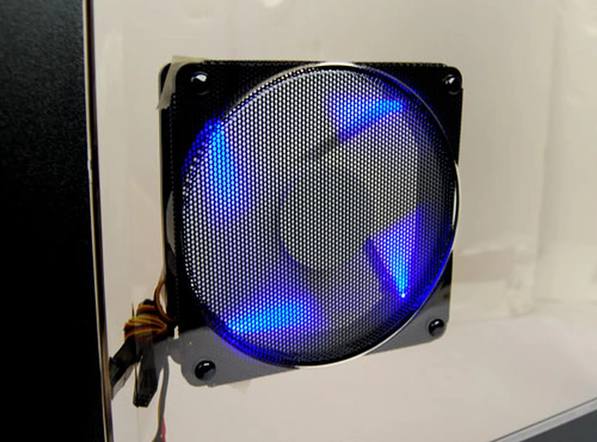 The NZXT M-59  has a 120mm exhaust fan located on the side panel that gives off a soft blue glow.